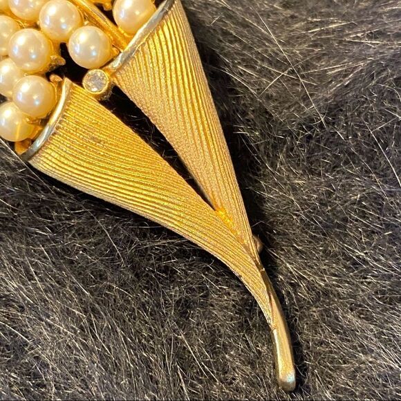 Vintage 70s Faux Pearl and Diamond Brooch - Picture 6 of 7